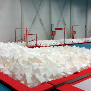 SUSPENDED SUNKEN LANDING PIT WITH FOAM CUBES (*)